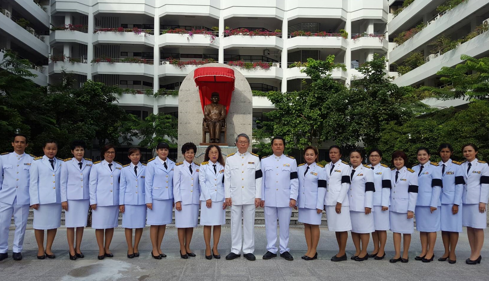 ข้าราชการสำนักบริหารการสาธารณสุขเข้าถวายสักการะพระบรมศพ ณ พระที่นั่งดุสิตมหาปราสาท