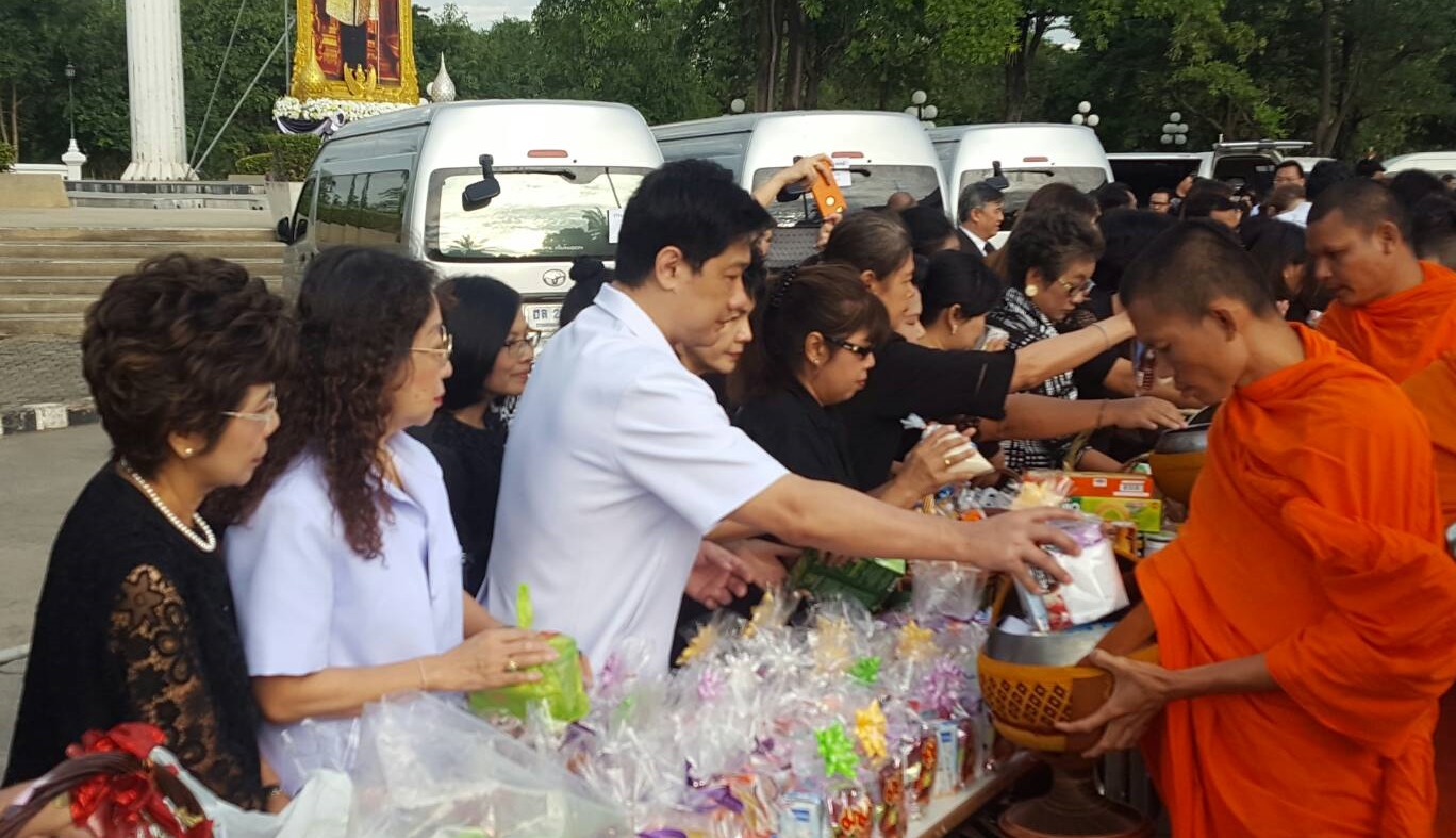 ผู้อำนวยการสำนักบริหารการสาธารณสุข พร้อมด้วยข้าราชการ และเจ้าหน้าที่สำนักบริหารการสาธารณสุข ร่วมพิธีทำบุญตักบาตรพระสงฆ์ เนื่องในพระราชพิธีทรงบำเพ็ญพระราชกุศลปัญญาสมวาร ครบ 50 วัน การเสด็จสวรรคต พระบาทสมเด็จพระปรมินทรมหาภูมิพลอดุลยเดช