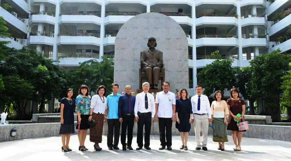 นายแพทย์ธีรพงศ์ ตุนาค ผู้อำนวยการกองบริหารการสาธารณสุข ถ่ายรูปร่วมกับบุคลากรในกองบริหารการสาธารณสุข