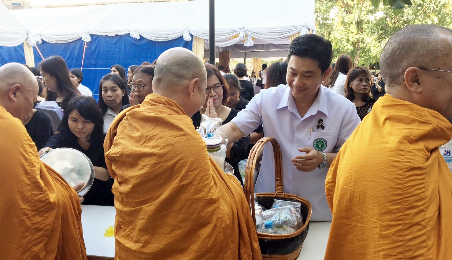 ผู้อำนวยการสำนักบริหารการสาธารณสุข ร่วมทำบุญตักบาตรพระสงฆ์ จำนวน 99 รูป เนื่องในพระราชพิธีทรงบำเพ็ญพระราชกุศลสตมวาร ครบ 100 วัน ถวาย 