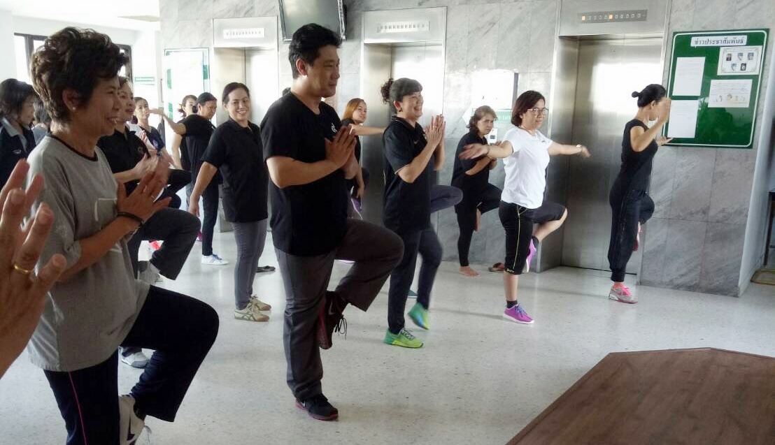 ผู้อำนวยการสำนักบริหารการสาธารณสุข นำทีมข้าราชการและเจ้าหน้าที่ออกกำลังกายทุกวันพุธ