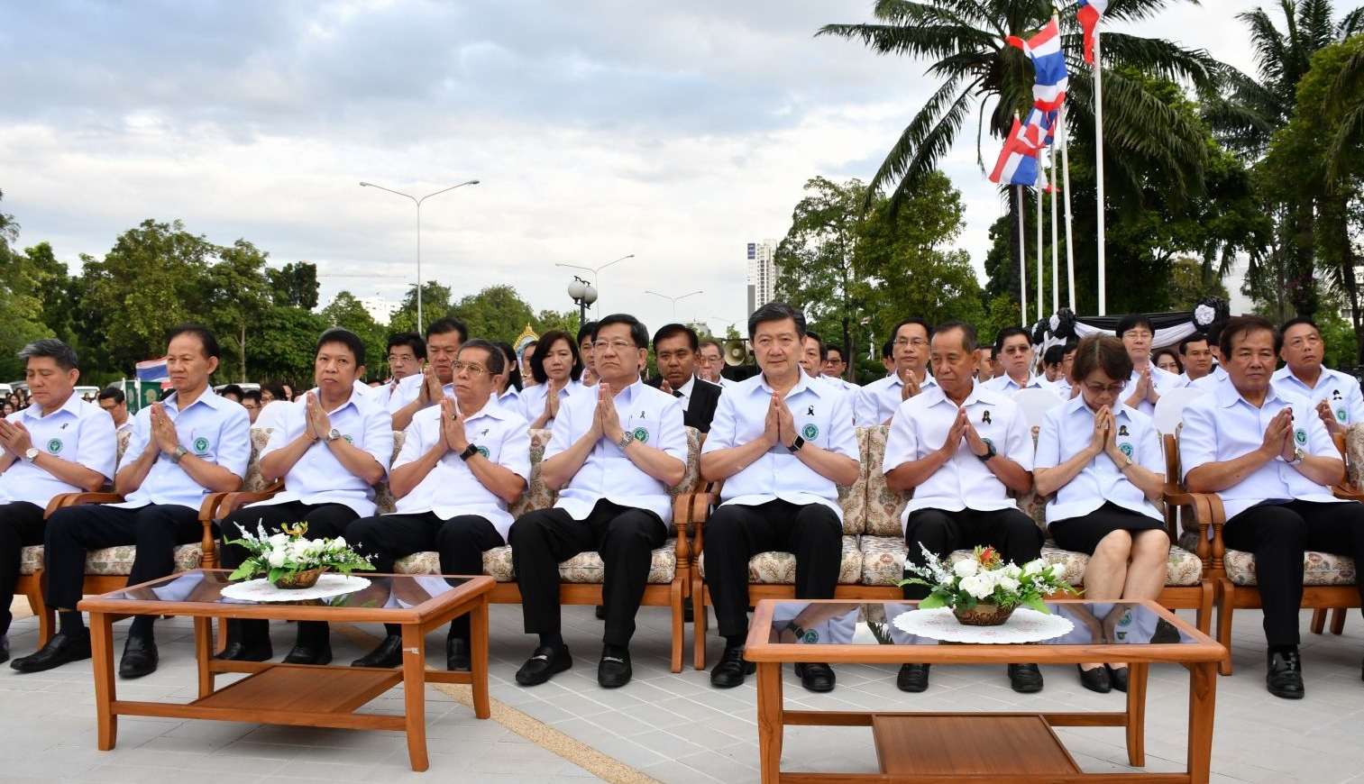 พิธีทำบุญตักบาตรพระสงฆ์ เนื่องในพระราชพิธีทรงบำเพ็ญพระราชกุศลปัญญาสมวาร ครบ 50 วัน การเสด็จสวรรคต พระบาทสมเด็จพระปรมินทรมหาภูมิพลอดุลยเดช เพื่อน้อมอุทิศถวายเป็นพระราชกุศล